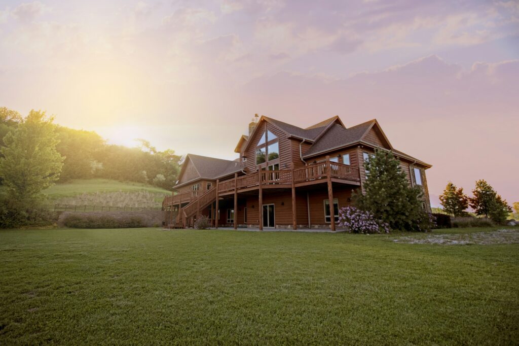 Maison en bois dans un champ