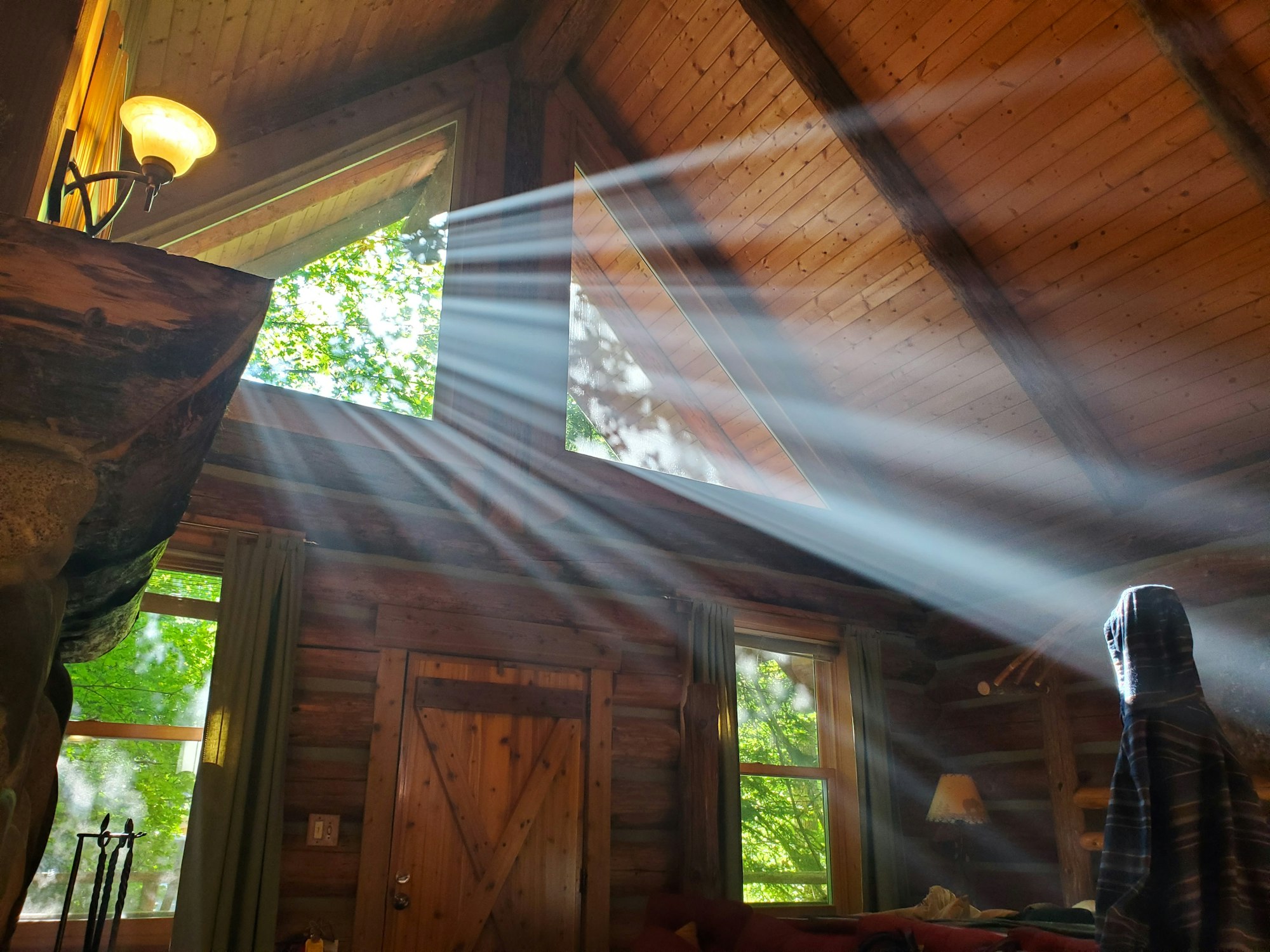 Rayons de soleil dans une cabane en forêt